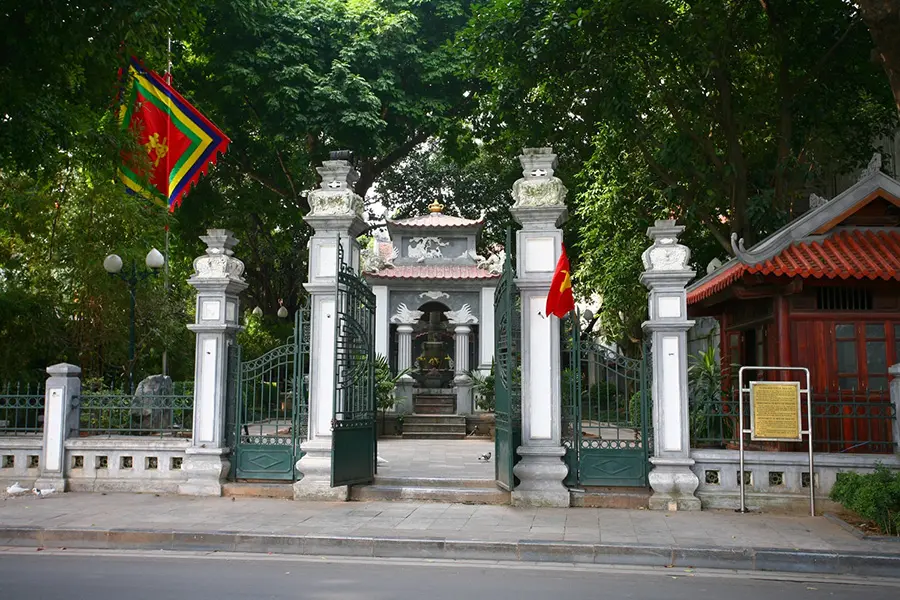 Tượng đ&agrave;i Vua L&ecirc; Hồ Gươm, di t&iacute;ch lịch sử l&acirc;u đời giữa thủ đ&ocirc; 2