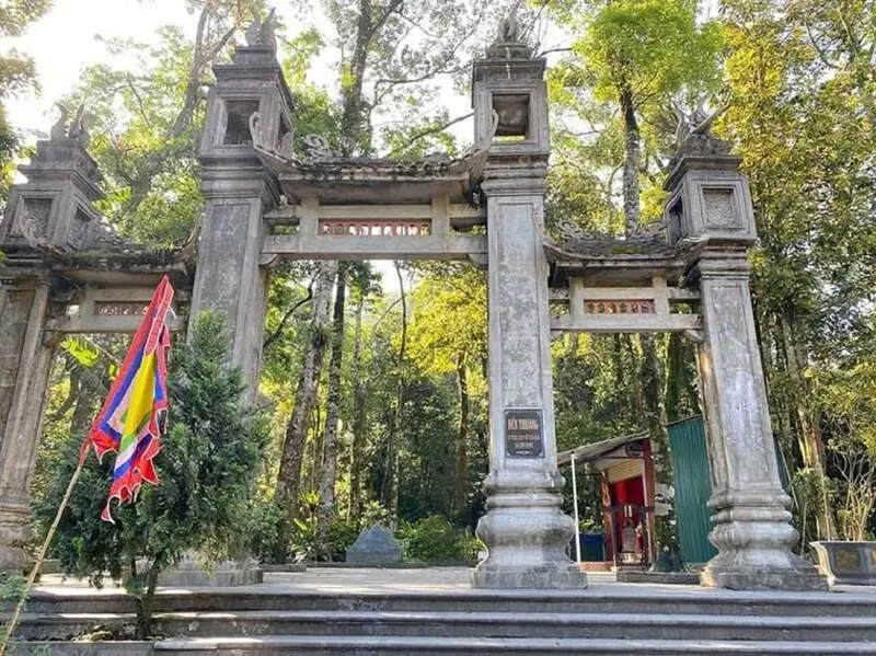 Viếng thăm Đền Thượng Ba V&igrave;, kh&ocirc;ng gian linh thi&ecirc;ng tr&ecirc;n n&uacute;i Tản 3