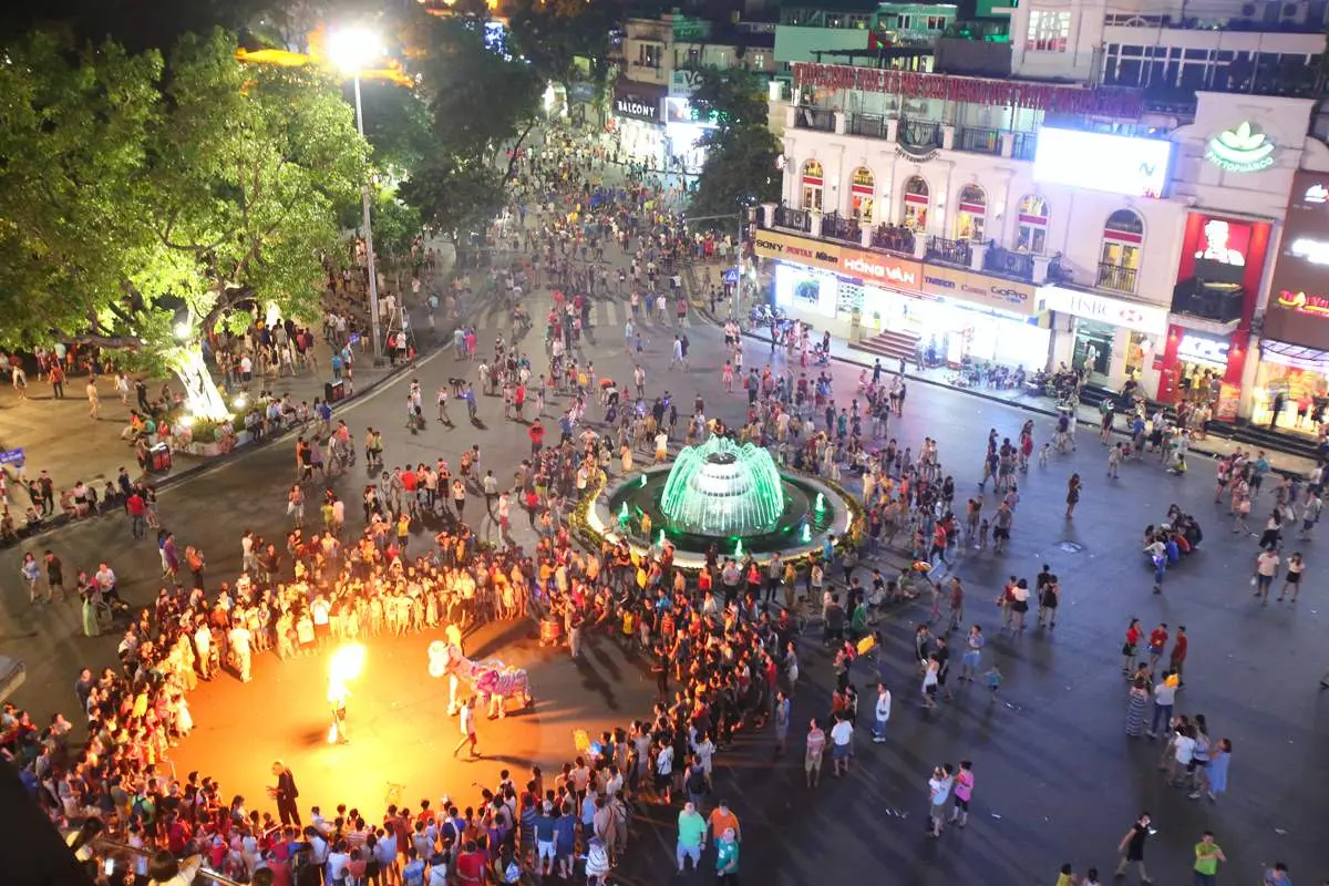 Dạo quanh phố đi bộ Hà Nội tận hưởng không gian thoáng đãng