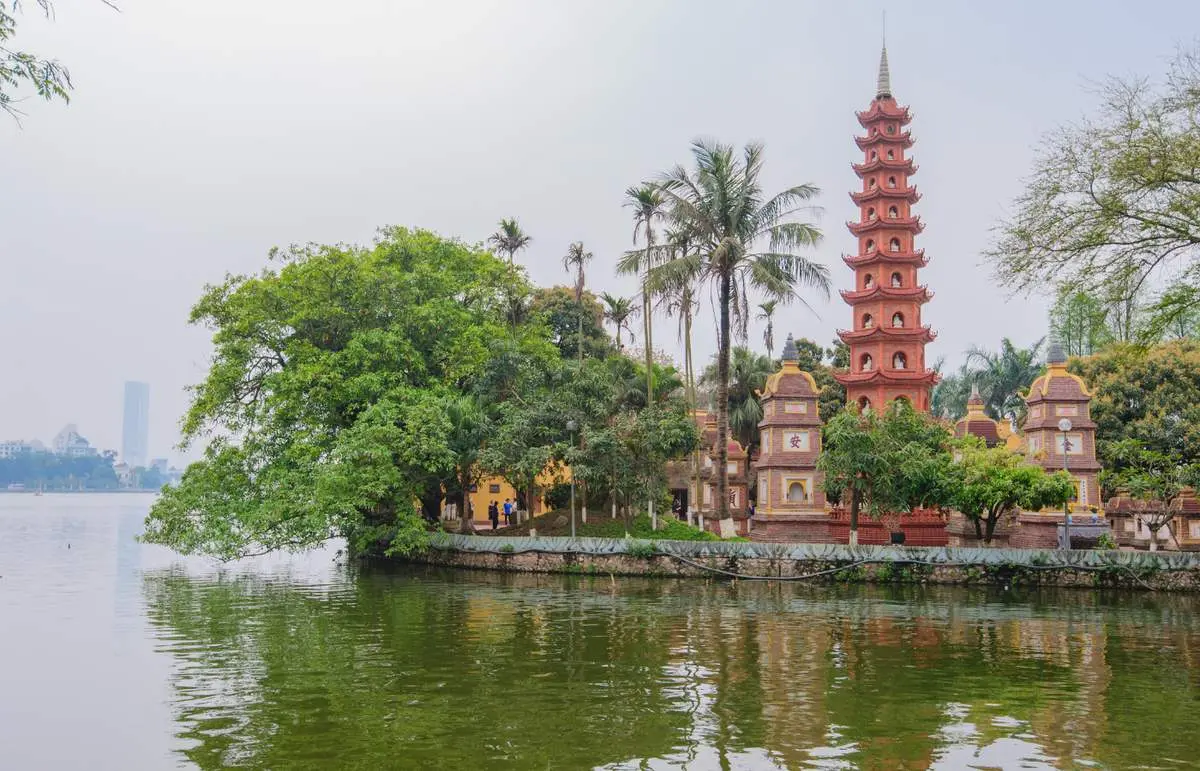 Tham quan chùa Trấn Quốc ngàn năm tuổi bên hồ Tây
