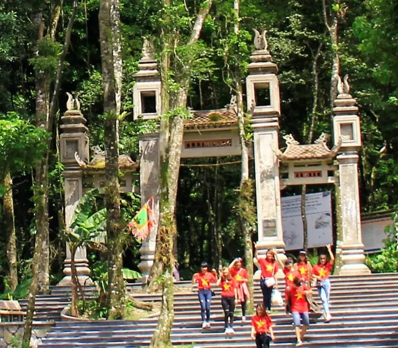 Viếng thăm Đền Thượng Ba Vì, không gian linh thiêng trên núi Tản