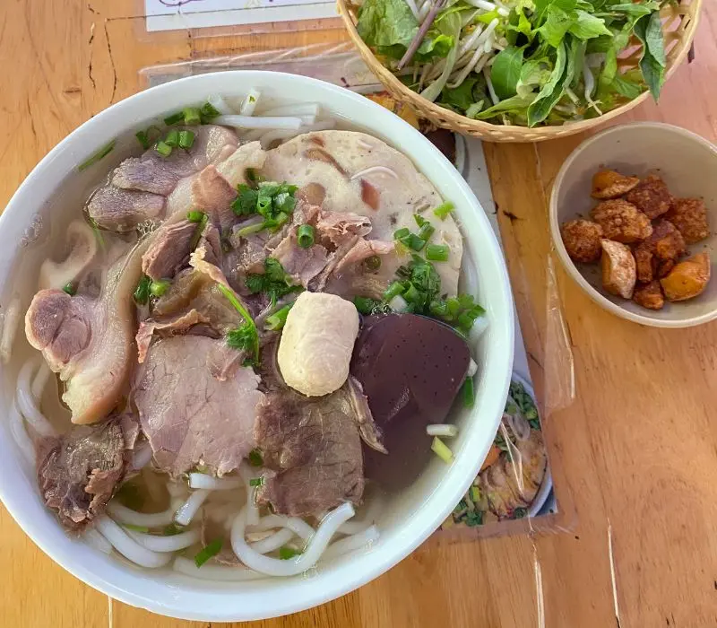 Các quán bún bò Huế Nghĩa Tân cho team mê hương vị cố đô