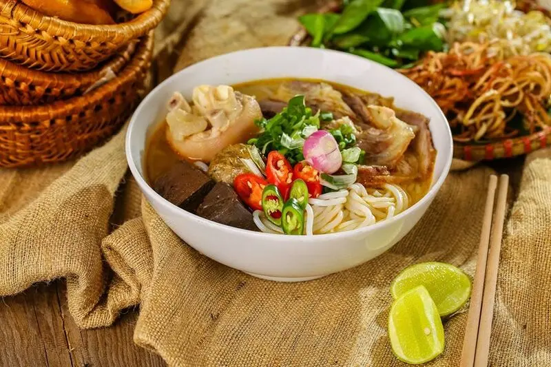 10+ qu&aacute;n b&uacute;n b&ograve; Huế ngon, chuẩn bị v&agrave; đ&ocirc;ng kh&aacute;ch tại H&agrave; Nội 11