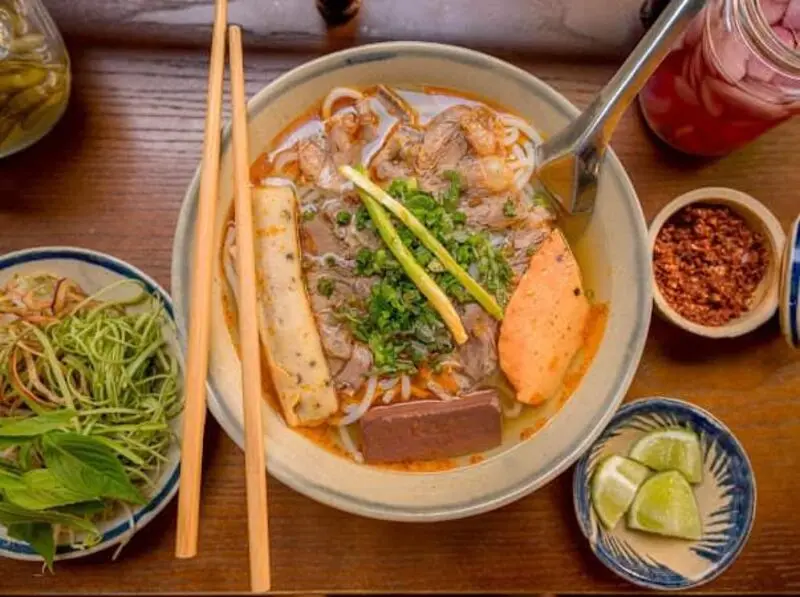 10+ qu&aacute;n b&uacute;n b&ograve; Huế ngon, chuẩn bị v&agrave; đ&ocirc;ng kh&aacute;ch tại H&agrave; Nội 5