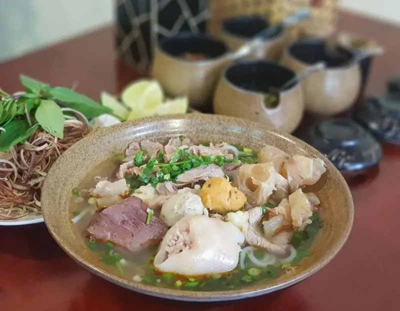 10+ qu&aacute;n b&uacute;n b&ograve; Huế ngon, chuẩn bị v&agrave; đ&ocirc;ng kh&aacute;ch tại H&agrave; Nội 2