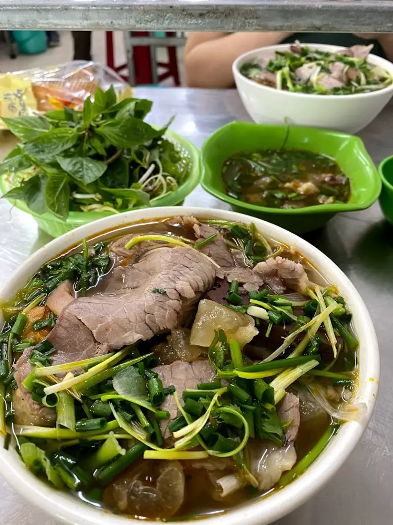 10+ qu&aacute;n b&uacute;n b&ograve; Huế ngon, chuẩn bị v&agrave; đ&ocirc;ng kh&aacute;ch tại H&agrave; Nội 10