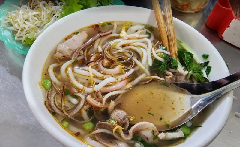 10+ qu&aacute;n b&uacute;n b&ograve; Huế ngon, chuẩn bị v&agrave; đ&ocirc;ng kh&aacute;ch tại H&agrave; Nội 8