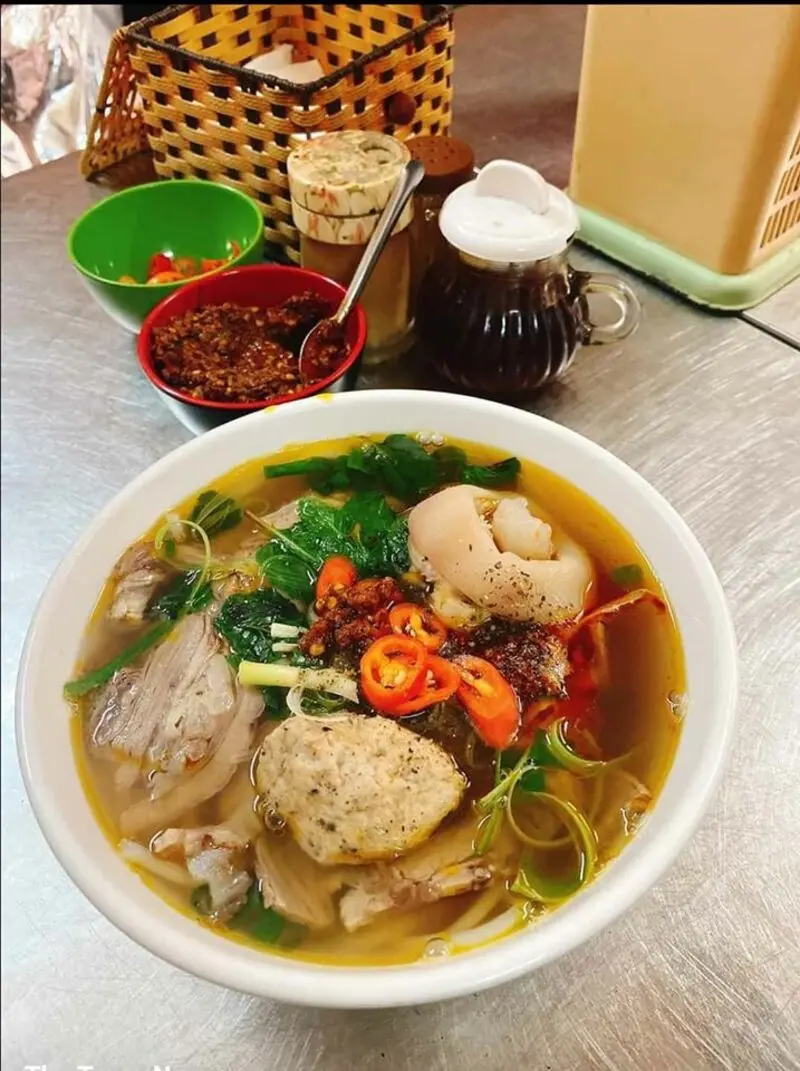 10+ qu&aacute;n b&uacute;n b&ograve; Huế ngon, chuẩn bị v&agrave; đ&ocirc;ng kh&aacute;ch tại H&agrave; Nội 13
