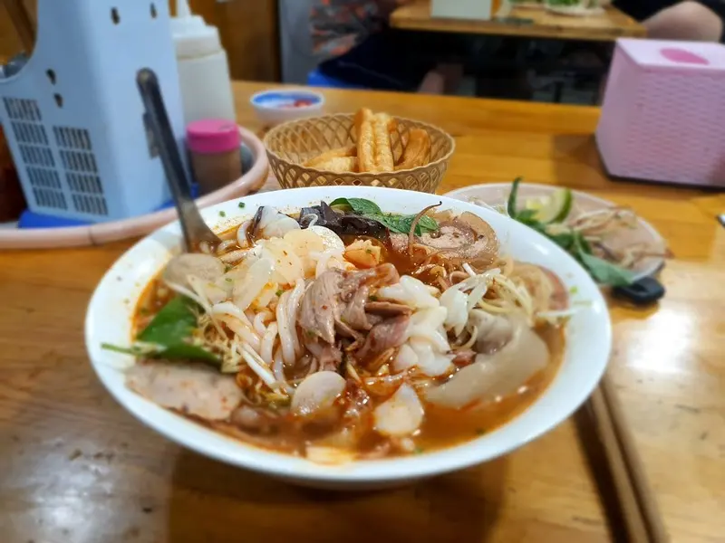 10+ qu&aacute;n b&uacute;n b&ograve; Huế ngon, chuẩn bị v&agrave; đ&ocirc;ng kh&aacute;ch tại H&agrave; Nội 12