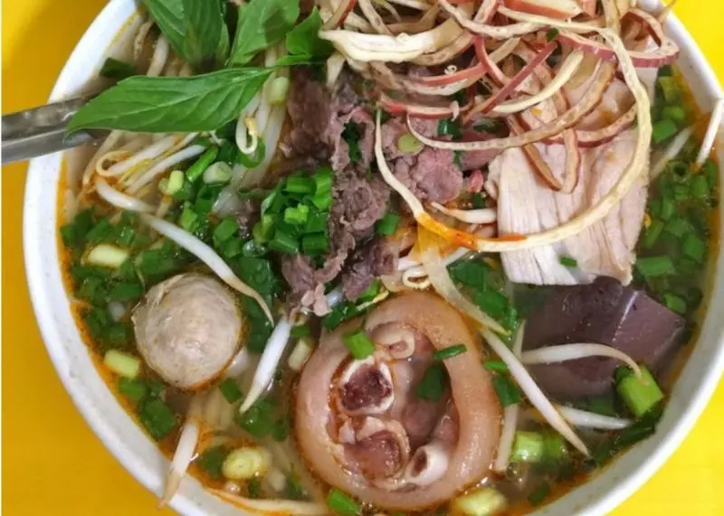 10+ qu&aacute;n b&uacute;n b&ograve; Huế ngon, chuẩn bị v&agrave; đ&ocirc;ng kh&aacute;ch tại H&agrave; Nội 4