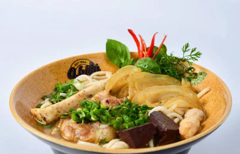 10+ qu&aacute;n b&uacute;n b&ograve; Huế ngon, chuẩn bị v&agrave; đ&ocirc;ng kh&aacute;ch tại H&agrave; Nội 9