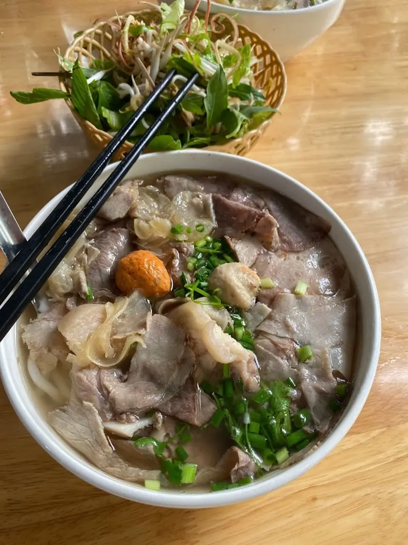 10+ qu&aacute;n b&uacute;n b&ograve; Huế ngon, chuẩn bị v&agrave; đ&ocirc;ng kh&aacute;ch tại H&agrave; Nội 6