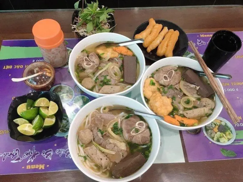 10+ qu&aacute;n b&uacute;n b&ograve; Huế ngon, chuẩn bị v&agrave; đ&ocirc;ng kh&aacute;ch tại H&agrave; Nội 3