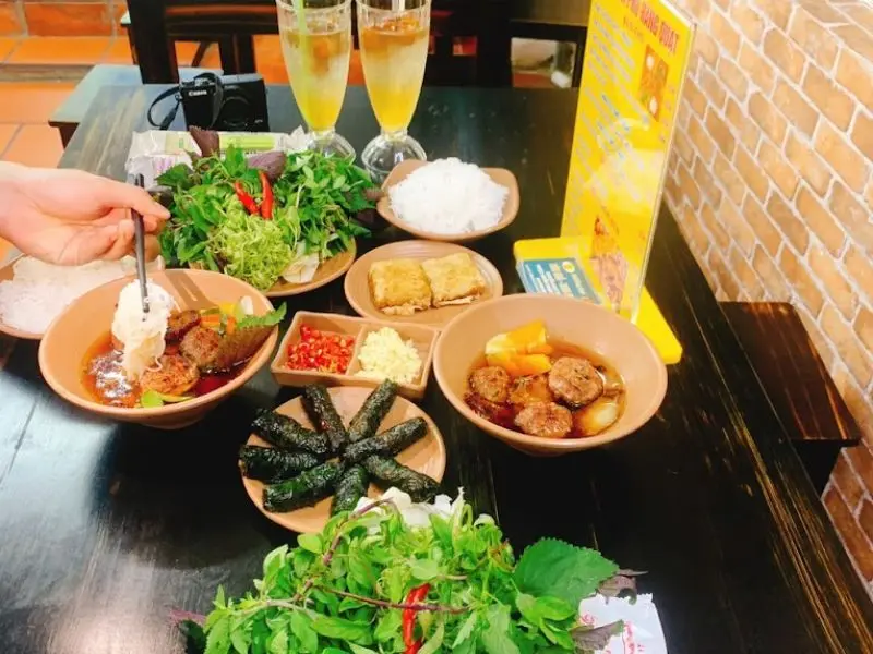 13 qu&aacute;n ăn trưa H&agrave; Nội: Từ nh&agrave; h&agrave;ng sang trọng đến b&igrave;nh d&acirc;n 10