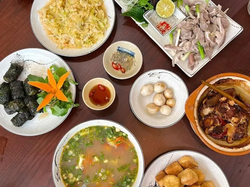 13 qu&aacute;n ăn trưa H&agrave; Nội: Từ nh&agrave; h&agrave;ng sang trọng đến b&igrave;nh d&acirc;n 4