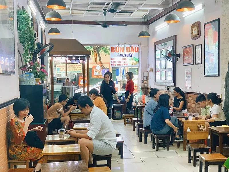 B&aacute;nh cuốn B&agrave; Ho&agrave;nh, h&agrave;ng ăn ng&oacute;t ngh&eacute;t trăm năm tuổi giữa l&ograve;ng thủ đ&ocirc; 11