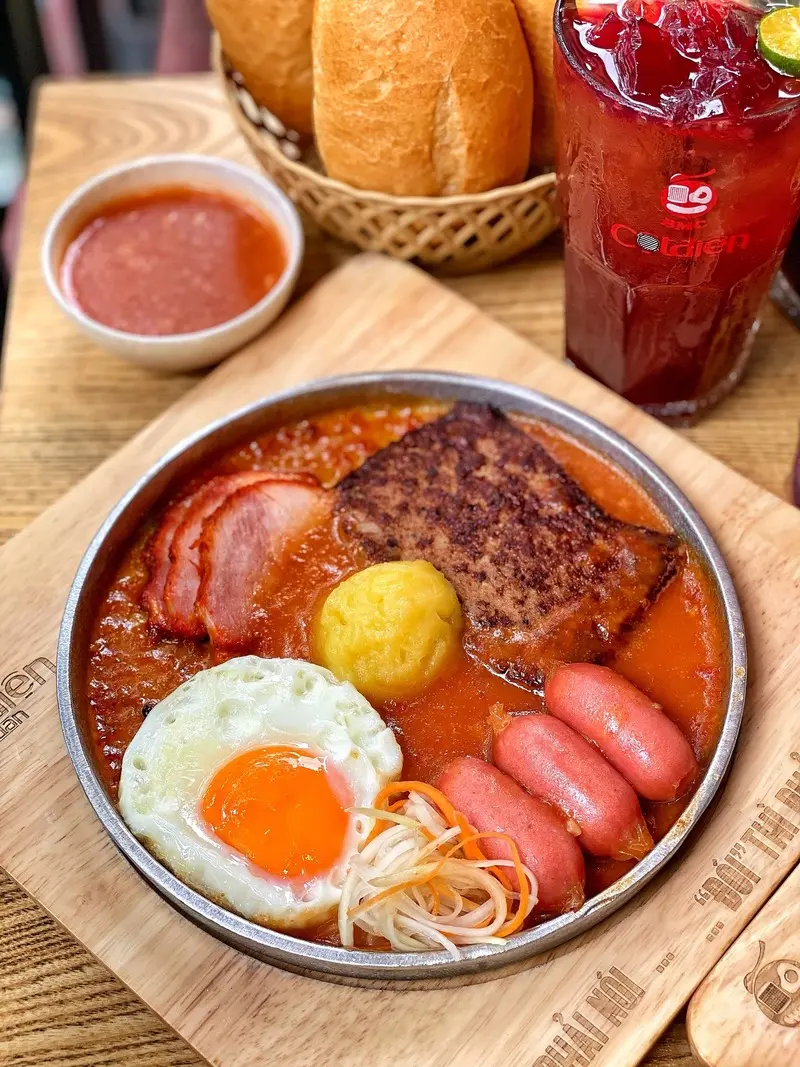Cột Điện Qu&aacute;n: B&aacute;nh m&igrave; chảo khuynh đảo thế giới ẩm thực H&agrave; Nội 3