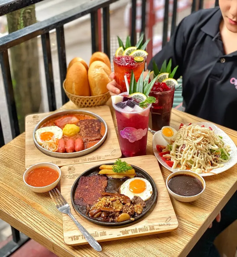 Cột Điện Qu&aacute;n: B&aacute;nh m&igrave; chảo khuynh đảo thế giới ẩm thực H&agrave; Nội 2
