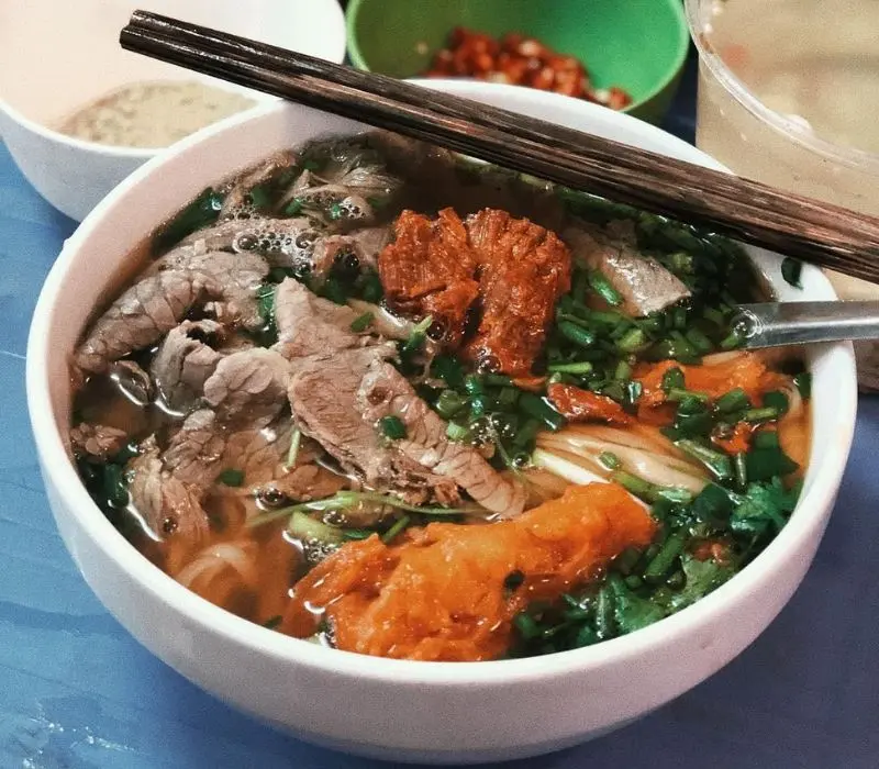 Điểm danh 10 qu&aacute;n phở b&ograve; sốt vang đặc sắc của H&agrave; Nội 4