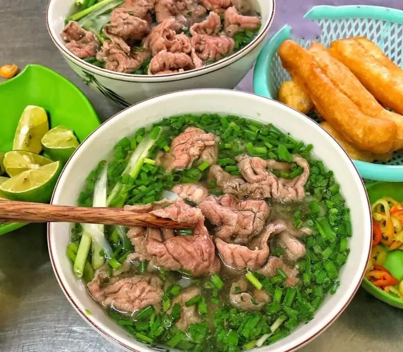 Điểm danh 10 qu&aacute;n phở b&ograve; sốt vang đặc sắc của H&agrave; Nội 8