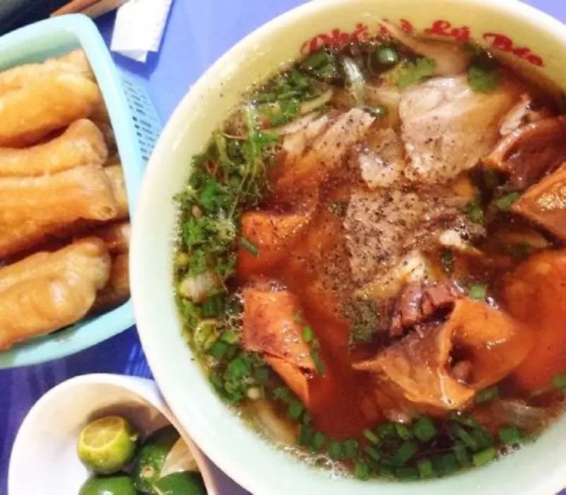 Điểm danh 10 qu&aacute;n phở b&ograve; sốt vang đặc sắc của H&agrave; Nội 5