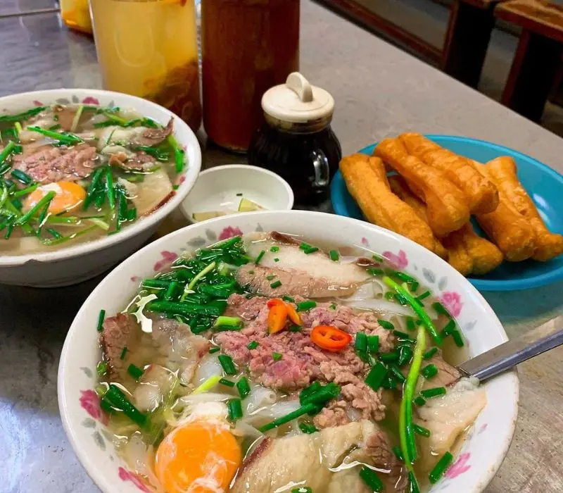 Điểm danh 10 qu&aacute;n phở b&ograve; sốt vang đặc sắc của H&agrave; Nội 6