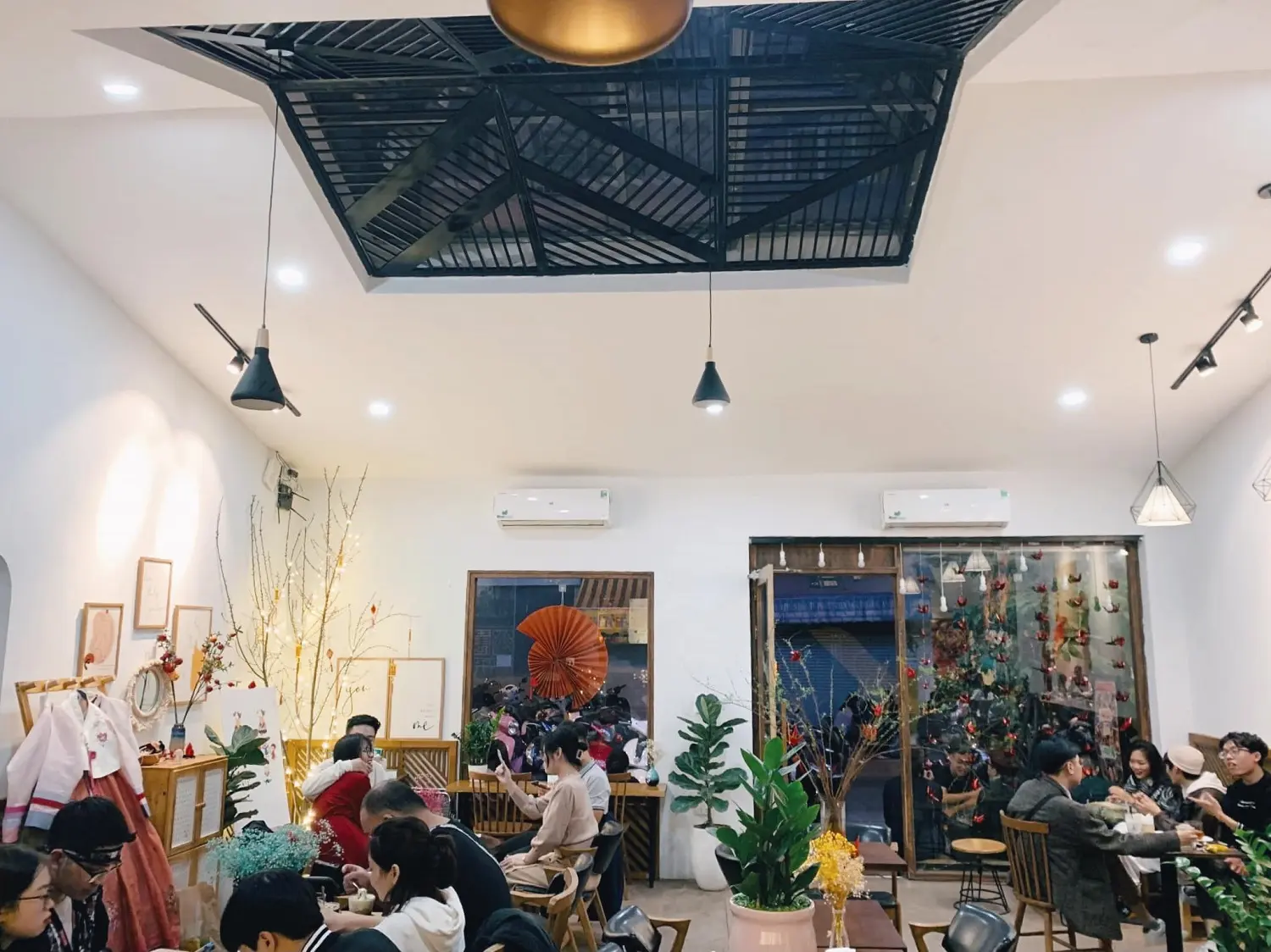 Điểm mặt những qu&aacute;n cafe đẹp H&agrave; Nội với nhiều kh&ocirc;ng gian tuyệt vời 8
