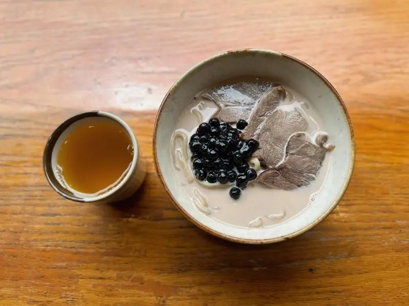 Độc lạ m&igrave; tr&agrave; sữa tr&acirc;n ch&acirc;u bắp b&ograve; đi đầu xu hướng Fusion food 5