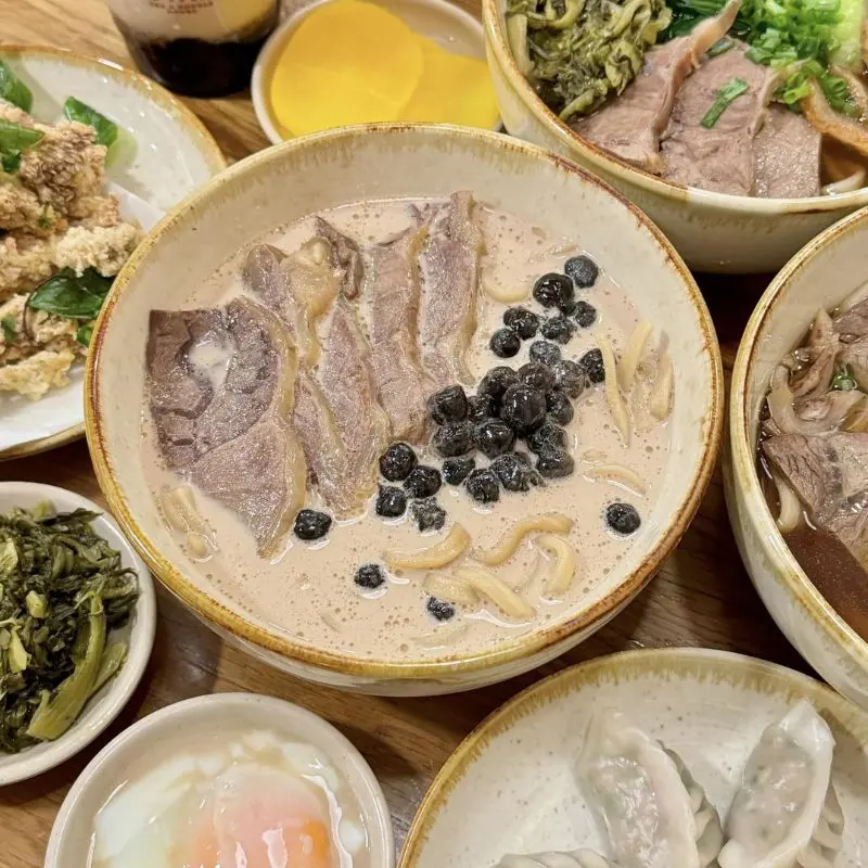 Độc lạ m&igrave; tr&agrave; sữa tr&acirc;n ch&acirc;u bắp b&ograve; đi đầu xu hướng Fusion food 6