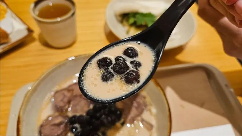 Độc lạ m&igrave; tr&agrave; sữa tr&acirc;n ch&acirc;u bắp b&ograve; đi đầu xu hướng Fusion food 3