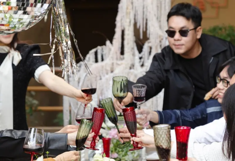 Gh&eacute; Moment Of Life: Qu&aacute;n c&agrave; ph&ecirc; sang chảnh với tone n&acirc;u cam 8