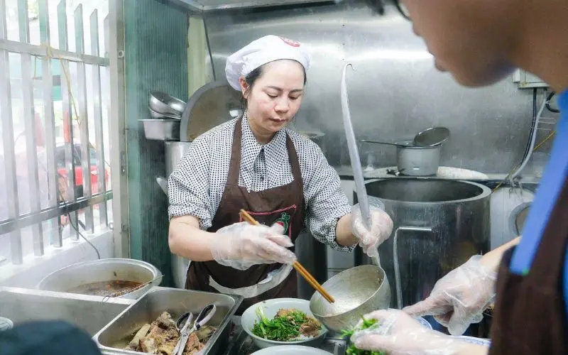 Gh&eacute; thăm qu&aacute;n phở Hồ Lợi, thưởng thức hương vị đặc trưng H&agrave; Th&agrave;nh 2