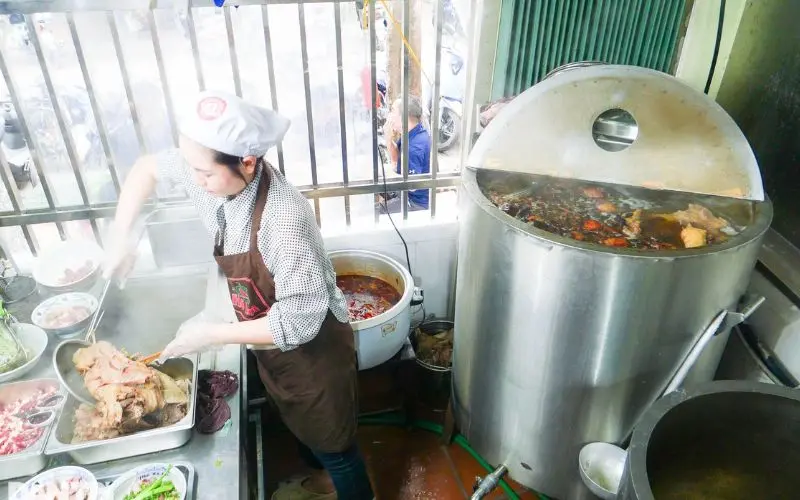 Gh&eacute; thăm qu&aacute;n phở Hồ Lợi, thưởng thức hương vị đặc trưng H&agrave; Th&agrave;nh 4