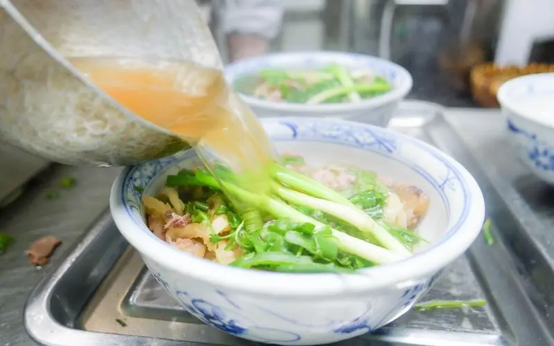 Gh&eacute; thăm qu&aacute;n phở Hồ Lợi, thưởng thức hương vị đặc trưng H&agrave; Th&agrave;nh 7