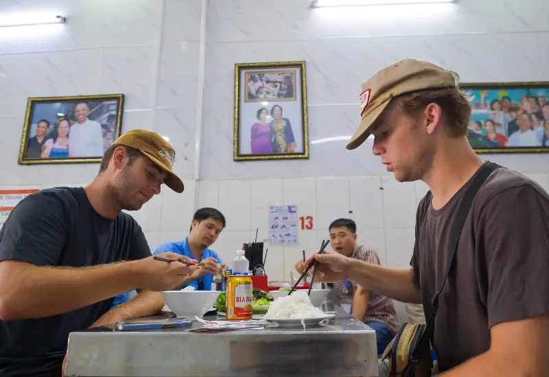 Kh&aacute;m ph&aacute; h&agrave;ng b&uacute;n chả Obama &ldquo;danh tiếng&rdquo; l&acirc;u năm tại H&agrave; Nội 14