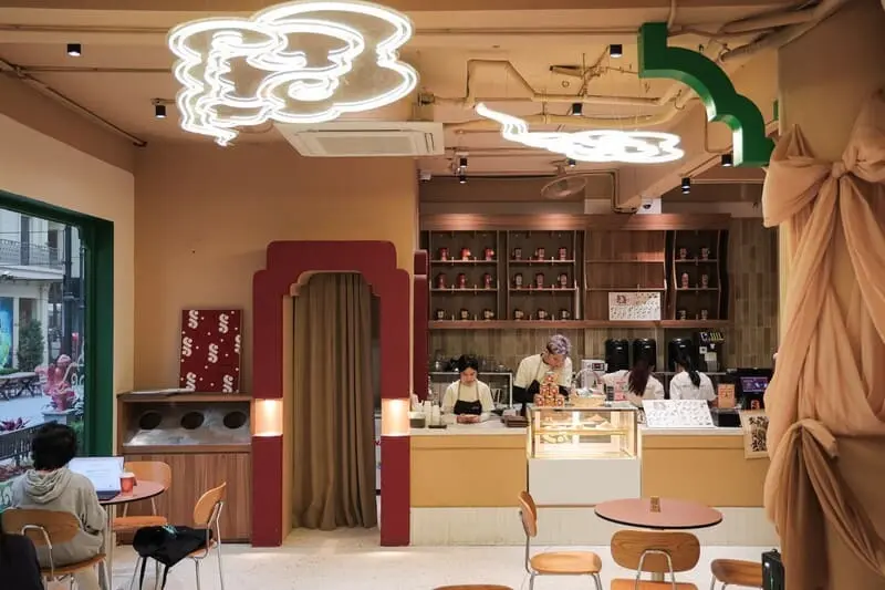 Kh&aacute;m ph&aacute; văn h&oacute;a tại Sắn.cafe c&ugrave;ng kh&ocirc;ng gian đậm chất Đ&ocirc;ng Hồ 4