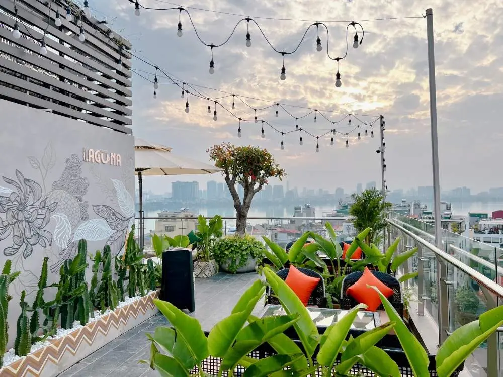 Ngắm ho&agrave;ng h&ocirc;n to&agrave;n Hồ T&acirc;y ở Laguna Rooftop Hanoi 3