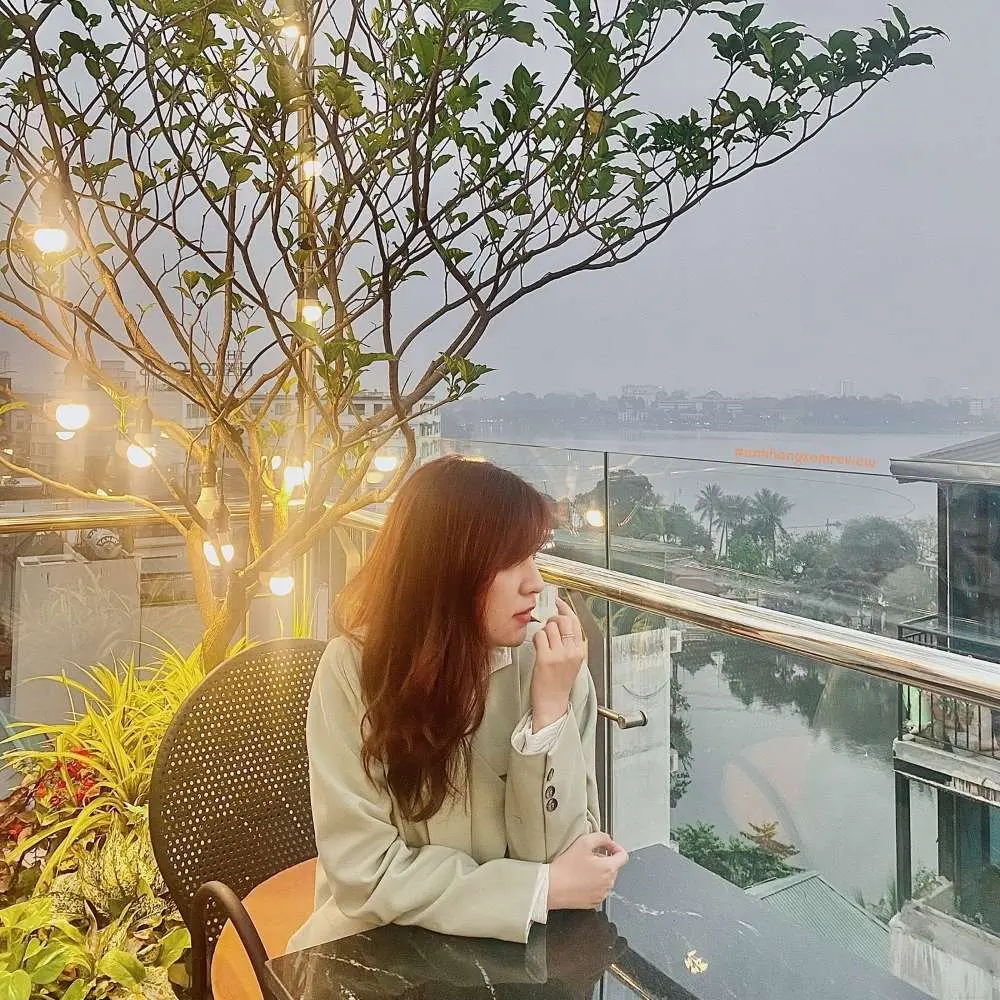 Ngắm ho&agrave;ng h&ocirc;n to&agrave;n Hồ T&acirc;y ở Laguna Rooftop Hanoi 9