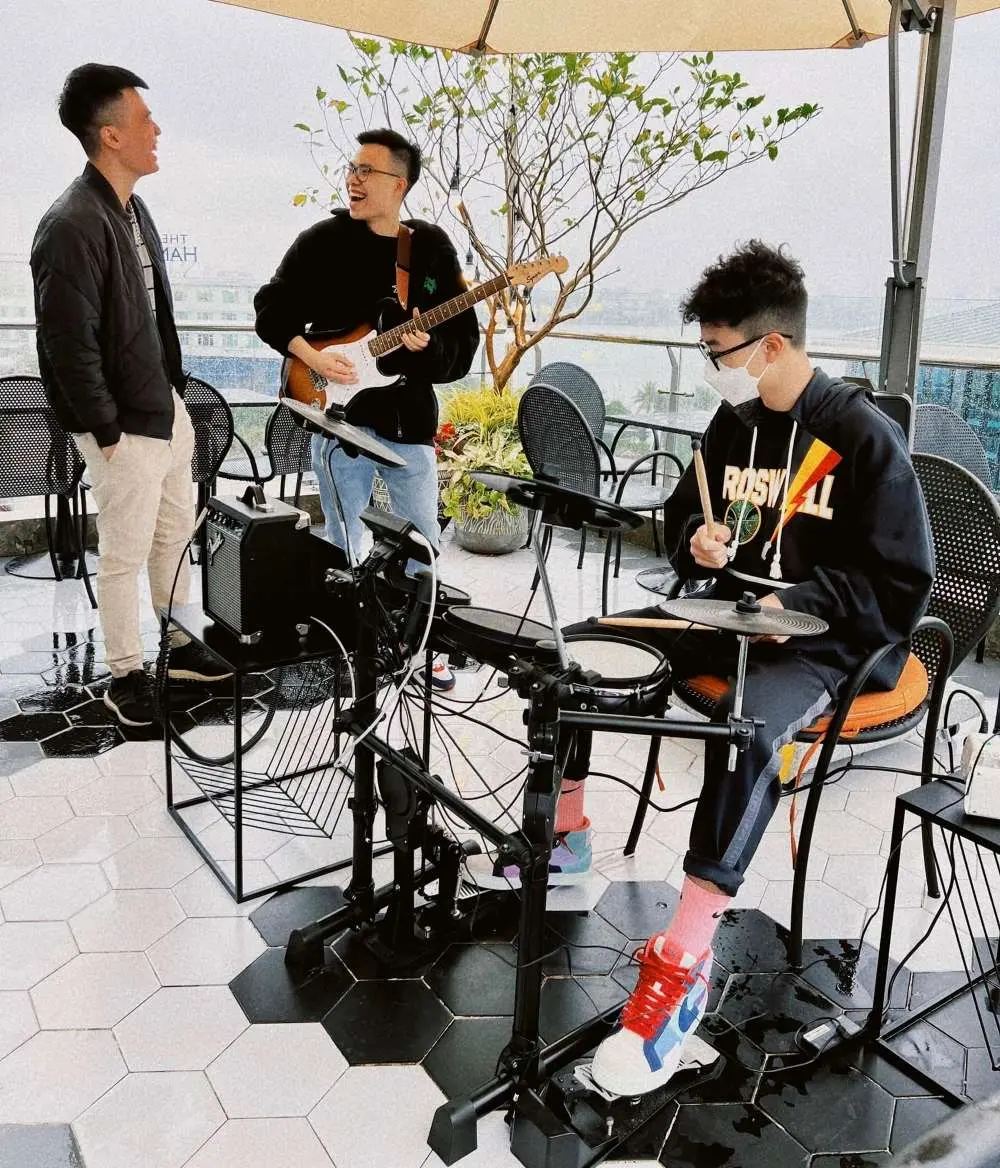 Ngắm ho&agrave;ng h&ocirc;n to&agrave;n Hồ T&acirc;y ở Laguna Rooftop Hanoi 8