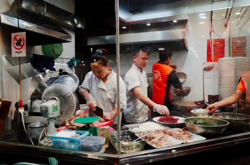 Phở 10 L&yacute; Quốc Sư, tinh hoa ẩm thực truyền thống Việt 9