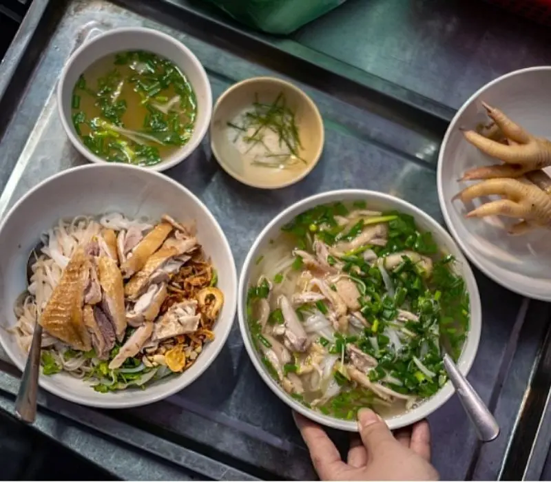 Phở g&agrave; Nguyệt, từ ẩm thực địa phương đến ng&ocirc;i sao Michelin 12