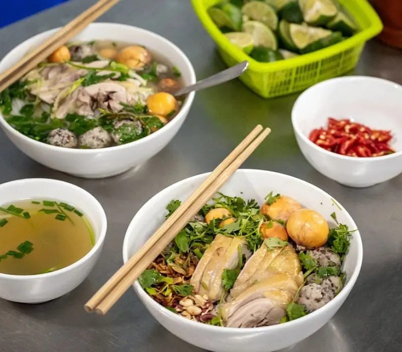Phở g&agrave; Nguyệt, từ ẩm thực địa phương đến ng&ocirc;i sao Michelin 3