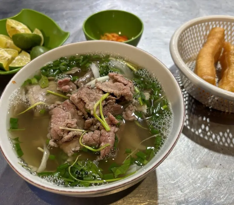 Phở Kh&ocirc;i H&oacute;i, b&iacute; quyết th&agrave;nh c&ocirc;ng của m&oacute;n phở được Michelin đề cử 4