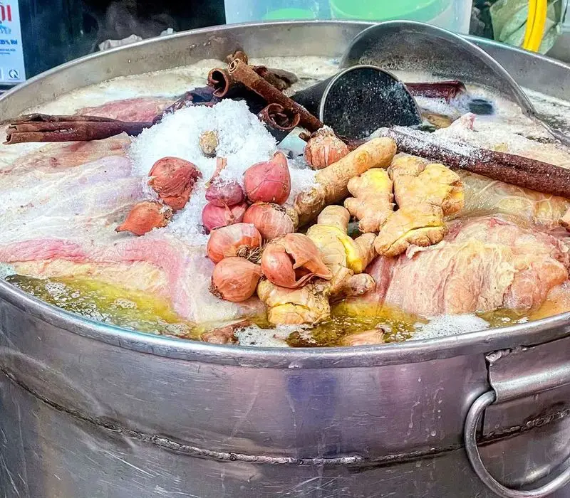 Phở Kh&ocirc;i H&oacute;i, b&iacute; quyết th&agrave;nh c&ocirc;ng của m&oacute;n phở được Michelin đề cử 7
