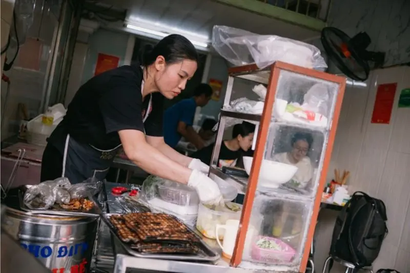 Qu&aacute;n B&uacute;n chả chan mang hương vị độc đ&aacute;o ghi danh v&agrave;o Bib Gourmand 7