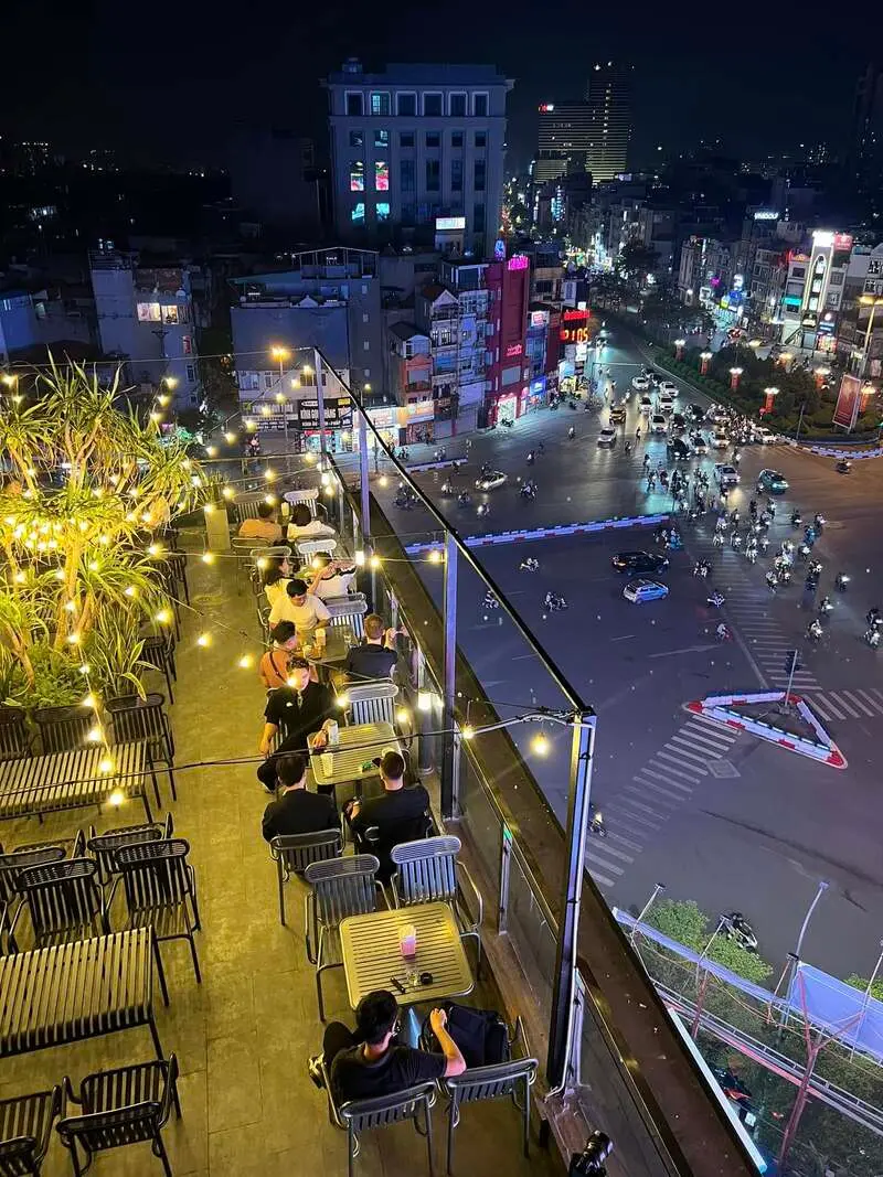 Review Aries Rooftop Coffee: Điểm hẹn giữa tầng m&acirc;y v&agrave; &aacute;nh ho&agrave;ng h&ocirc;n 5