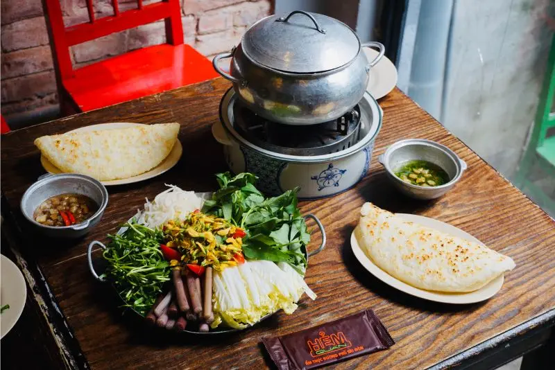 Review Hẻm Qu&aacute;n: Nơi mang ẩm thực S&agrave;i G&ograve;n đến thủ đ&ocirc; H&agrave; Nội 7