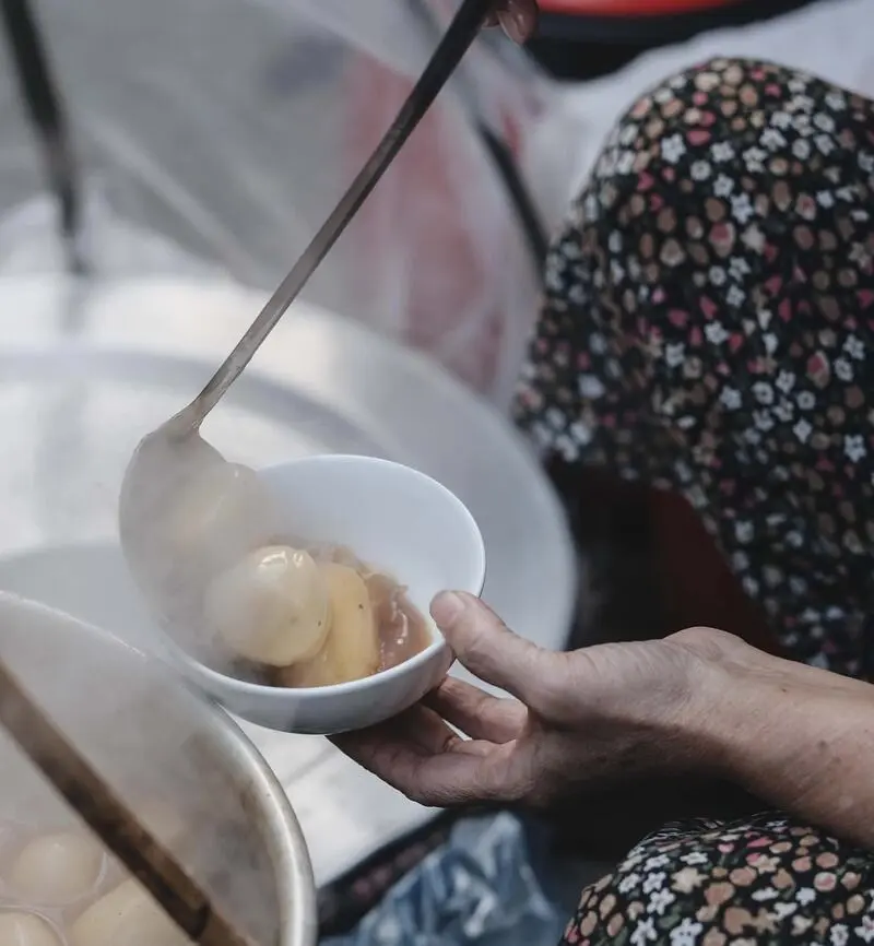 Thưởng thức b&aacute;nh tr&ocirc;i t&agrave;u H&agrave; Nội ấm &aacute;p ng&agrave;y đ&ocirc;ng 2
