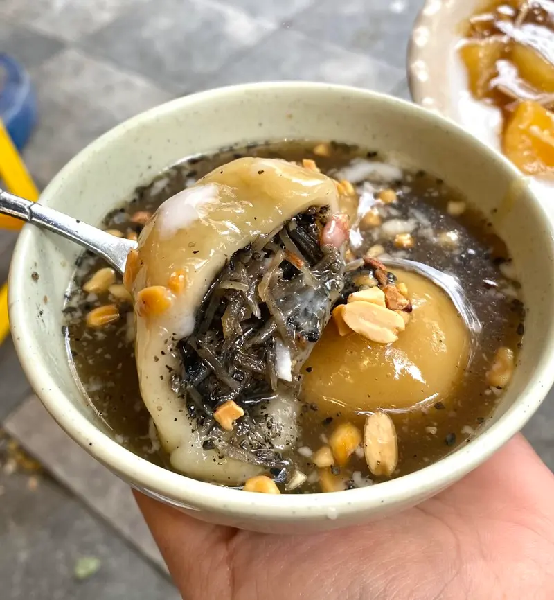 Thưởng thức b&aacute;nh tr&ocirc;i t&agrave;u H&agrave; Nội ấm &aacute;p ng&agrave;y đ&ocirc;ng 8