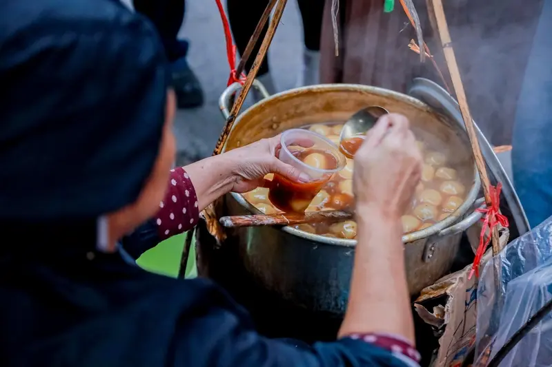 Thưởng thức b&aacute;nh tr&ocirc;i t&agrave;u H&agrave; Nội ấm &aacute;p ng&agrave;y đ&ocirc;ng 5